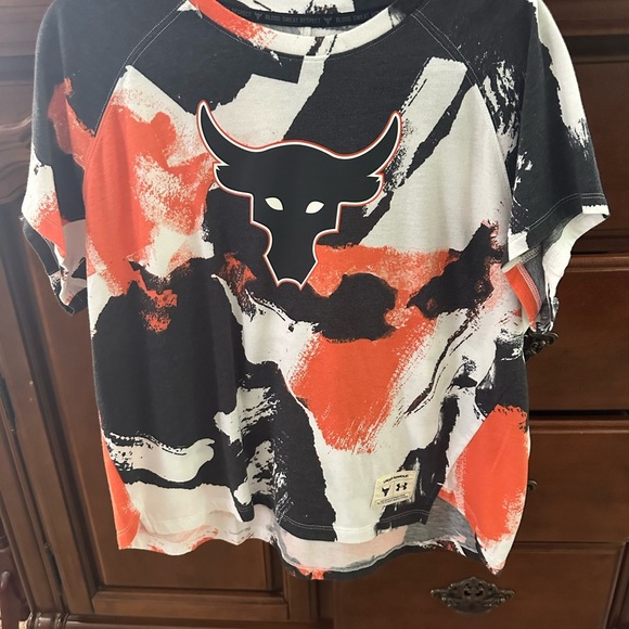 Under Armour Abstract Black, White, and Orange Top. - Picture 9 of 10